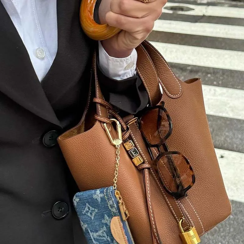 Elegant Vegan Leather Bucket Bag with Gold Accents - Stylish and Versatile Handheld Tote