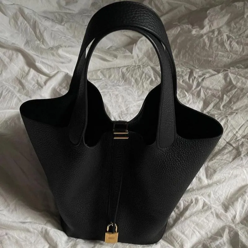 Elegant Vegan Leather Bucket Bag with Gold Accents - Stylish and Versatile Handheld Tote