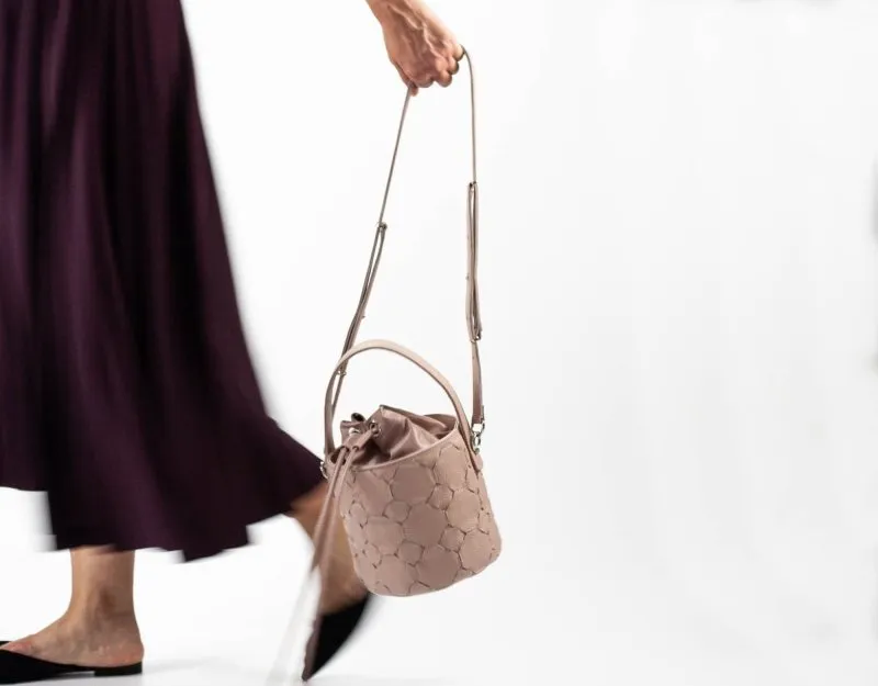 Helon mini bucket bag - Handwoven powder pink leather